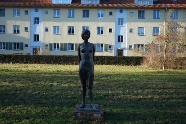 Sculpture Girl Female Nude Hans Peter Goettsche 1968 Bronze 12555 — Foto Stock
