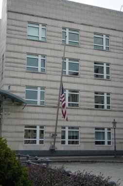 Berlin, Almanya. 13 Eylül 2022. Kraliçe 2. Elizabeth 'in ölümüyle ilgili olarak Berlin' deki Amerikan Büyükelçiliği 'nde yarıya indirildi.. 