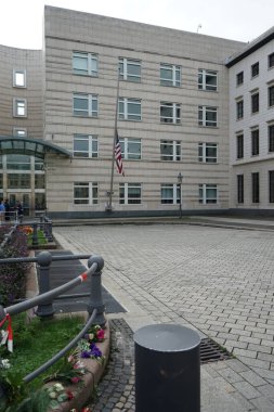 Berlin, Almanya. 13 Eylül 2022. Kraliçe 2. Elizabeth 'in ölümüyle ilgili olarak Berlin' deki Amerikan Büyükelçiliği 'nde yarıya indirildi.. 