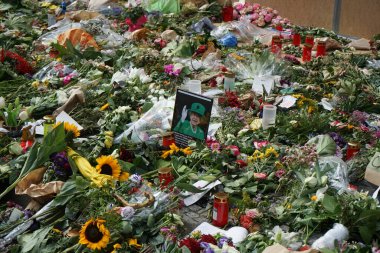 Berlin, Almanya. 13 Eylül 2022. Berlinliler, Kraliçe 2. Elizabeth 'in ölümüyle ilgili olarak İngiliz Büyükelçiliği' ne çiçek ve mum getirdiler.. 