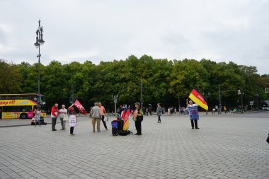 Berlin, Almanya. 13 Eylül 2022. Hıristiyan cemaatinden Hıristiyanlar, Brandenburg Kapısı 'nda 