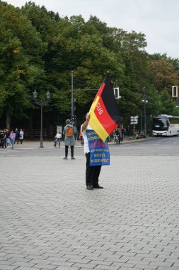 Berlin, Almanya. 13 Eylül 2022. Hıristiyan cemaatinden Hıristiyanlar, Brandenburg Kapısı 'nda 