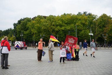 Berlin, Almanya. 13 Eylül 2022. Hıristiyan cemaatinden Hıristiyanlar, Brandenburg Kapısı 'nda 