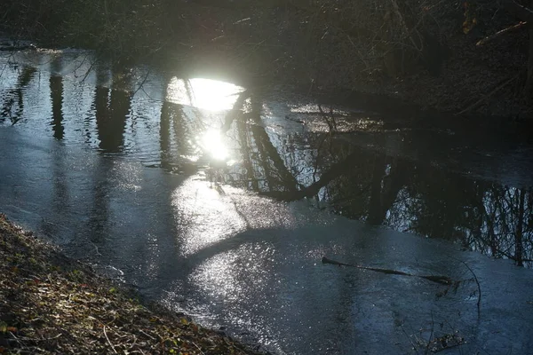 Slunce Odráží Vodě Částečně Zamrzlé Úzké Řeky Wthe Lednu Berlín — Stock fotografie