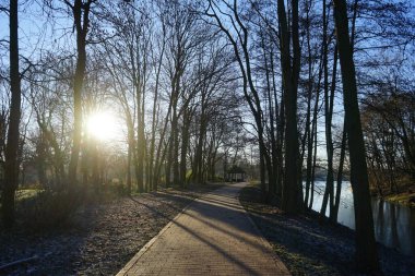 Kış güneşi Ocak ayında dar Wuhle Nehri 'nin üzerinde. Berlin, Almanya 