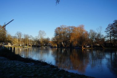River Spree ve çevresindeki bitki örtüsüyle Ocak ayında manzara. Berlin, Almanya