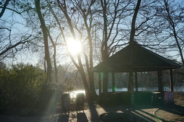 월에는 드넓은 태양이 떠오릅니다 베를린 — 스톡 사진