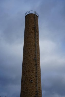 Ocak ayında gökyüzüne karşı kazan dairesinden baca dumanı tütüyor. Berlin, Almanya