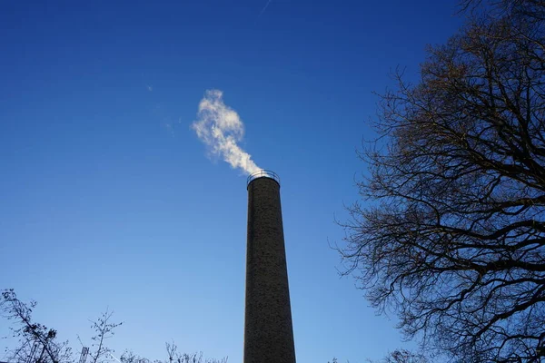 Een Rokende Schoorsteen Uit Een Ketelhuis Tegen Lucht Januari Berlijn — Stockfoto