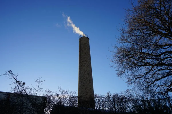 Ein Rauchender Schornstein Eines Heizhauses Januar Gegen Den Himmel Berlin — Stockfoto