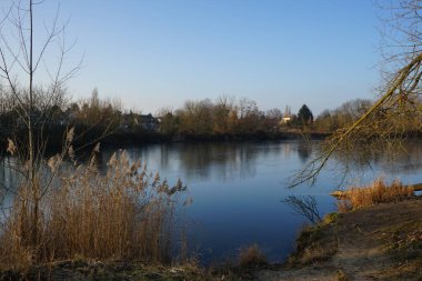 Ocak ayında Wuhlesee Gölü ile muhteşem bir manzara. Marzahn-Hellersdorf, Berlin, Almanya