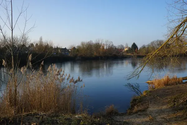 一月的五月里 美丽的景色与五月里的湖水相映成趣 德国柏林Marzahn Hellersdorf — 图库照片