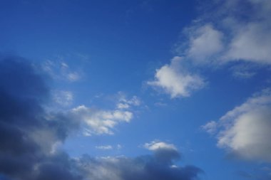  Berlin, Almanya 'da kışın güzel bulutlu gökyüzü