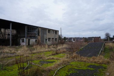 Anton-von-Werner-Caddesi 'nde terk edilmiş eski bir fabrika. Berlin, Almanya 
