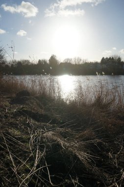 Wuhlesee Gölü üzerinde kışın güzel bir gün batımı. Marzahn-Hellersdorf, Berlin, Almanya 
