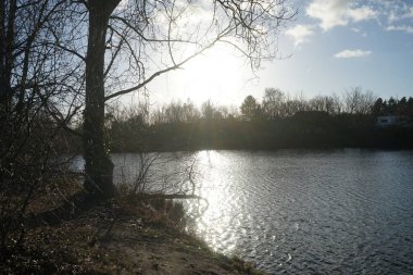 Wuhlesee Gölü üzerinde kışın güzel bir gün batımı. Marzahn-Hellersdorf, Berlin, Almanya 