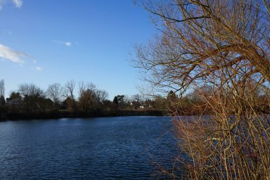 Wuhlesee Gölü 'nün kışın muhteşem manzarası. Marzahn-Hellersdorf, Berlin, Almanya 