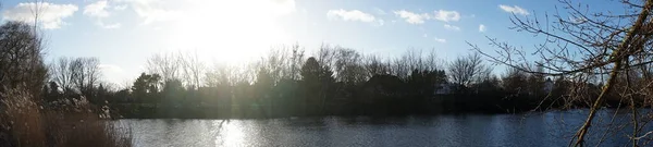 照片全景 美丽的落日在冬日的五湖畔 德国柏林Marzahn Hellersdorf — 图库照片