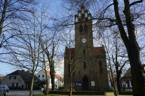 教堂的景观Dorfkirche Pfarrsprengel Marzahn 马尔扎恩福音教区的教堂和教区大厅座落在德国柏林 12685年 田园诗般的Angerdorf Alt Marzahn — 图库照片
