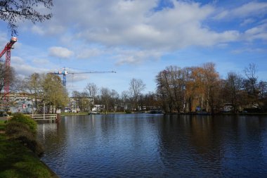 23. Platz 'dan Spree Nehri ve Baumgarteninsel Adası manzarası. Nisan, Berlin, Almanya