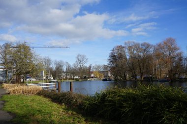 23. Platz 'dan Spree Nehri ve Baumgarteninsel Adası manzarası. Nisan, Berlin, Almanya