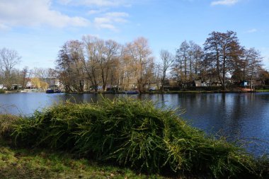 23. Platz 'dan Spree Nehri ve Baumgarteninsel Adası manzarası. Nisan, Berlin, Almanya