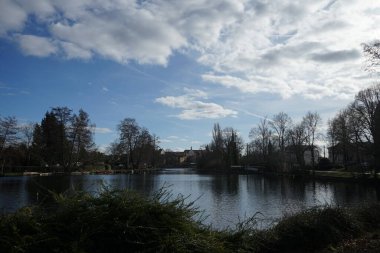 23. Platz 'dan Spree Nehri ve Baumgarteninsel Adası manzarası. Nisan, Berlin, Almanya