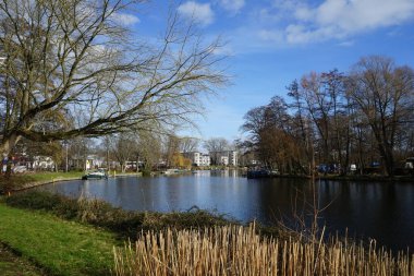 23. Platz 'dan Spree Nehri ve Baumgarteninsel Adası manzarası. Nisan, Berlin, Almanya