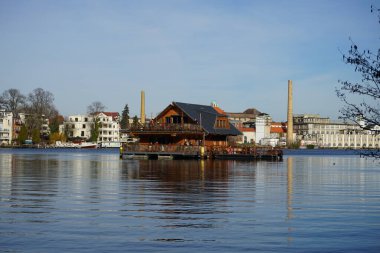 Şubat ayında Mueggelspree nehrinin kıyısında romantik bir ahşap kulübe. 12559 Berlin, Almanya