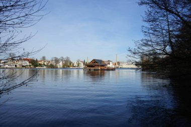 Şubat ayında Mueggelspree nehrinin kıyısında romantik bir ahşap kulübe. 12559 Berlin, Almanya