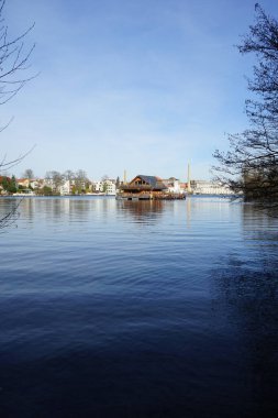 Şubat ayında Mueggelspree nehrinin kıyısında romantik bir ahşap kulübe. 12559 Berlin, Almanya