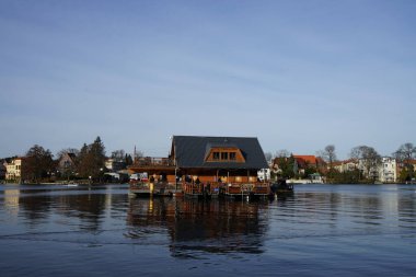 Şubat ayında Mueggelspree nehrinin kıyısında romantik bir ahşap kulübe. 12559 Berlin, Almanya