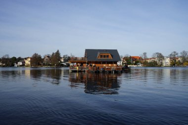 Şubat ayında Mueggelspree nehrinin kıyısında romantik bir ahşap kulübe. 12559 Berlin, Almanya