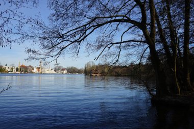 Şubat 'ta Mueggelspree nehri ve kıyılarının bitki örtüsü ve kentsel mimari manzarası. 12559 Berlin, Almanya