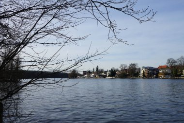 Şubat 'ta Mueggelspree nehri ve kıyılarının bitki örtüsü ve kentsel mimari manzarası. 12559 Berlin, Almanya