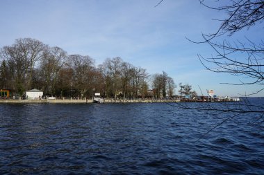 Şubat 'ta Mueggelspree nehri ve kıyılarının bitki örtüsü ve kentsel mimari manzarası. 12559 Berlin, Almanya