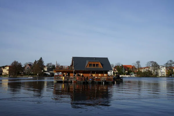 Şubat ayında Mueggelspree nehrinin kıyısında romantik bir ahşap kulübe. 12559 Berlin, Almanya