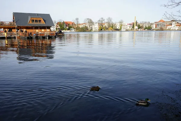 Şubat ayında Mueggelspree nehrinin kıyısında romantik bir ahşap kulübe. 12559 Berlin, Almanya