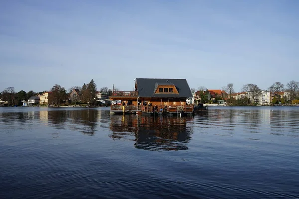 Şubat ayında Mueggelspree nehrinin kıyısında romantik bir ahşap kulübe. 12559 Berlin, Almanya