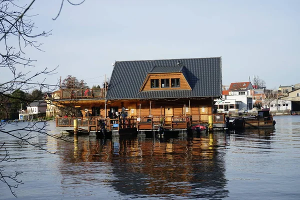 Şubat ayında Mueggelspree nehrinin kıyısında romantik bir ahşap kulübe. 12559 Berlin, Almanya