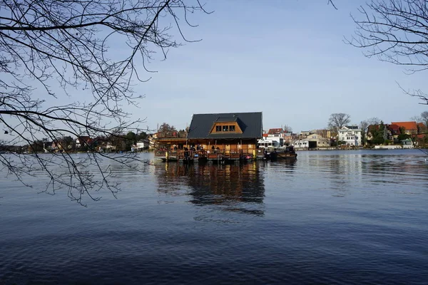 Şubat ayında Mueggelspree nehrinin kıyısında romantik bir ahşap kulübe. 12559 Berlin, Almanya