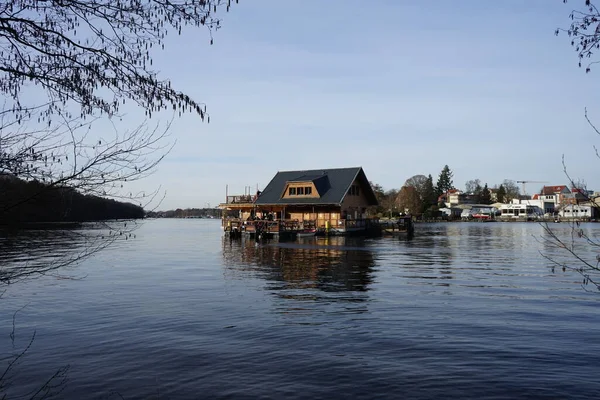 Şubat ayında Mueggelspree nehrinin kıyısında romantik bir ahşap kulübe. 12559 Berlin, Almanya