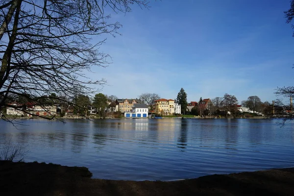 Widok Rzekę Mueggelspree Jej Brzegi Roślinnością Lutym Architektury Miejskiej 12559 — Zdjęcie stockowe