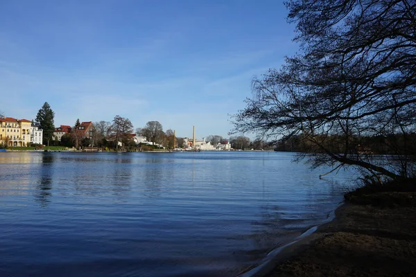 2月份的Mueggelspree河及其两岸植被和城市建筑景观 12559 Berlin Germany — 图库照片