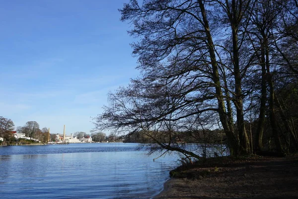 Uitzicht Rivier Mueggelspree Haar Oevers Met Vegetatie Februari Stedelijke Architectuur — Stockfoto