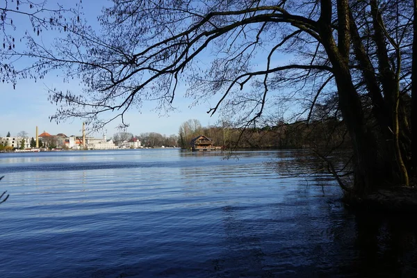 2月份的Mueggelspree河及其两岸植被和城市建筑景观 12559 Berlin Germany — 图库照片