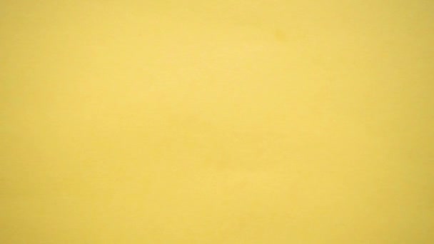 Caderno Vazio Com Marcador Coração Vermelho Fundo Amarelo Com Espaço — Vídeo de Stock