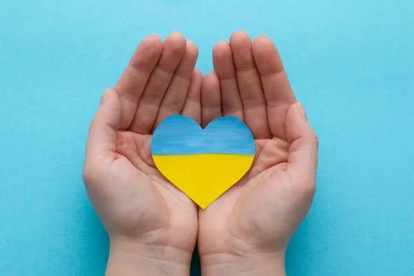 Koncept Ukončení Války Ukrajině Srdce Barvách Vlajky Ukrajiny Ženských Rukou Stock Fotografie