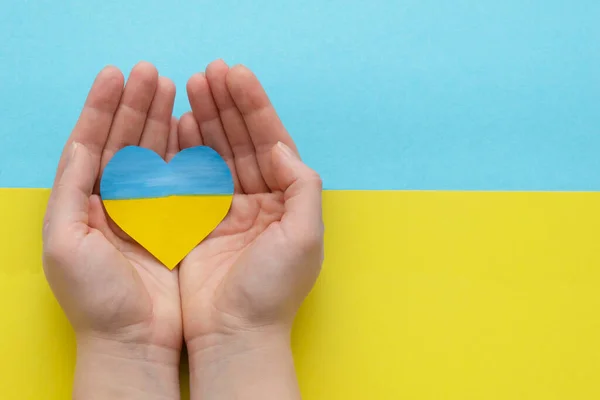 Koncept Ukončení Války Ukrajině Srdce Barvách Vlajky Ukrajiny Ženských Rukou Royalty Free Stock Obrázky
