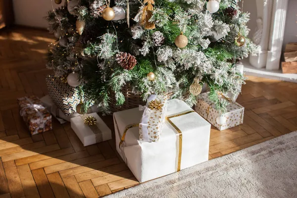 Presentes de Natal debaixo da árvore. — Fotografia de Stock
